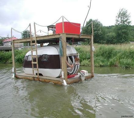 Funny Picture - Redneck Houseboat