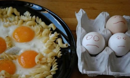 Funny Picture - Scared Eggs