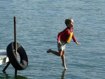 Funny Picture - Kid Tip Toes On Water