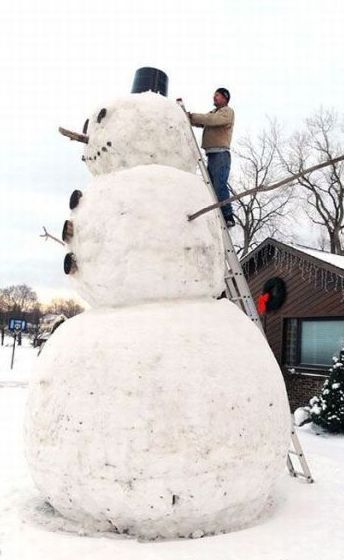 Funny Picture - Giant Snowman