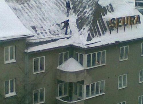 Funny Picture - Clearing The Roof